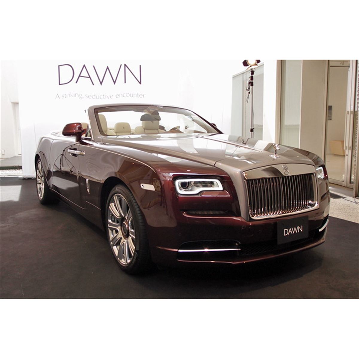 ロールス・ロイスの新型コンバーチブル「ドーン」日本上陸 - 価格.com