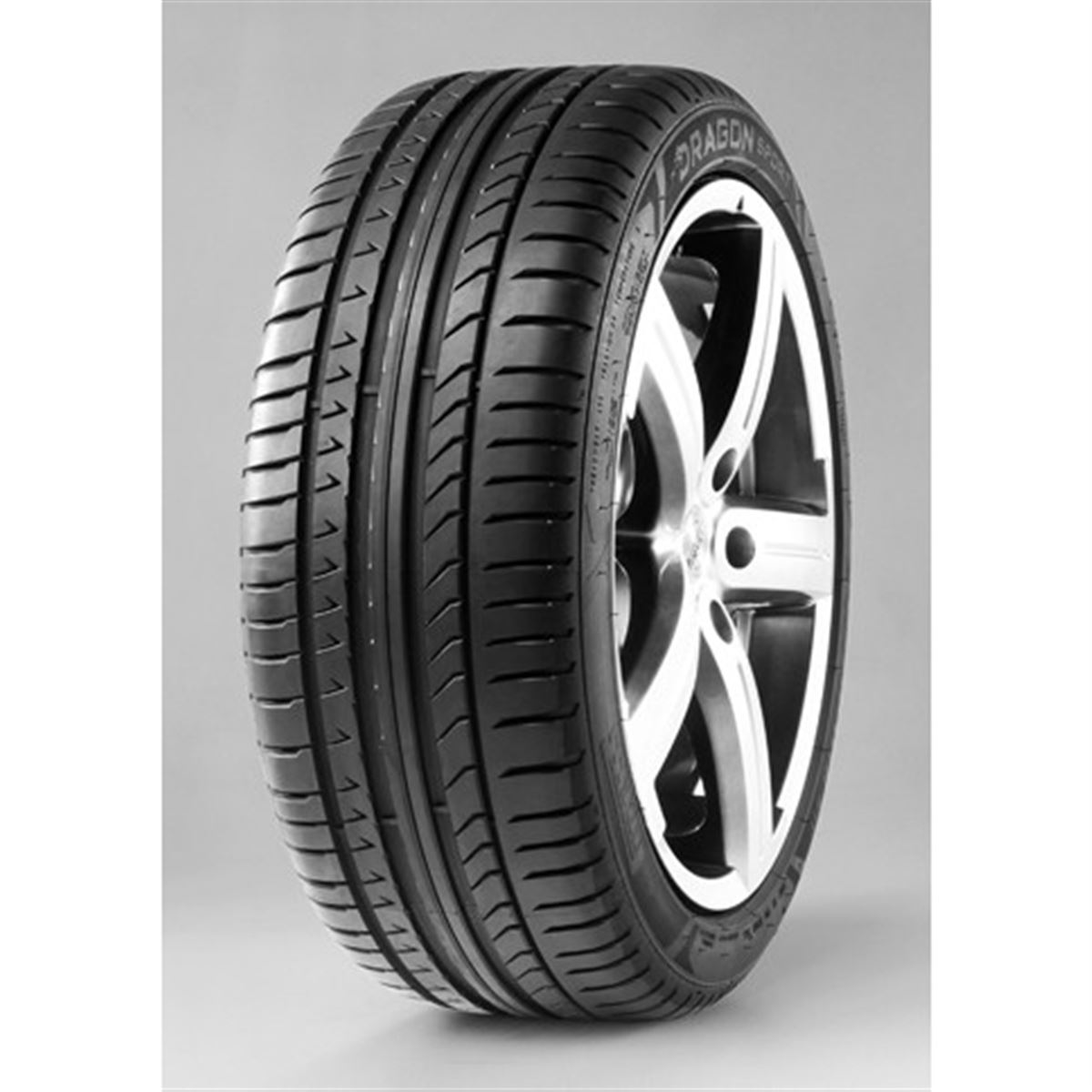 ピレリの高性能タイヤ、ドラゴンスポーツ登場 - 価格.com
