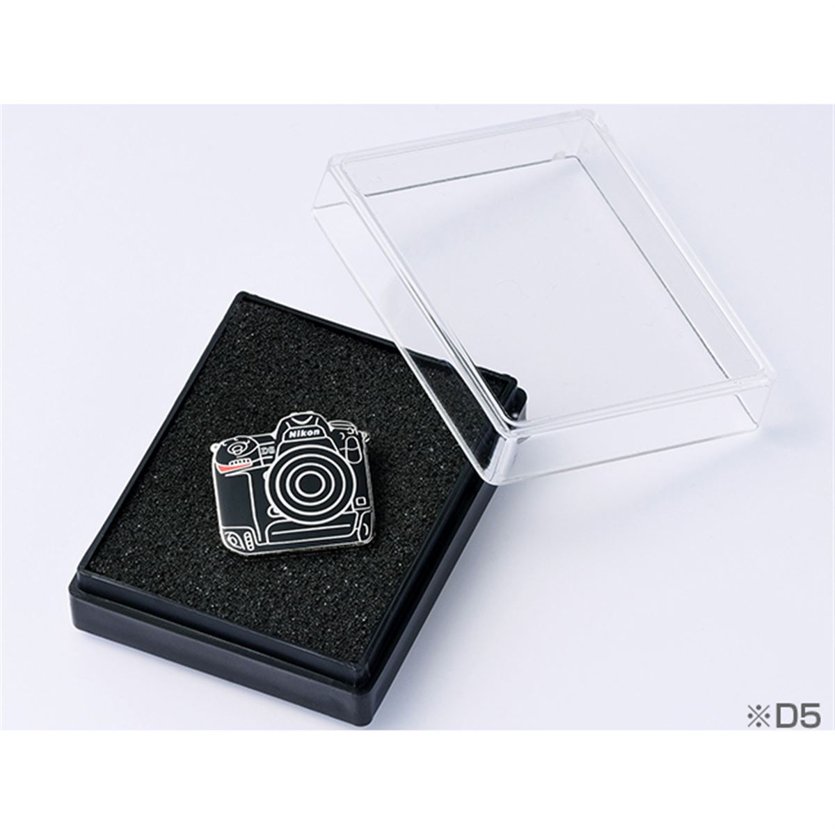 ニコン、「D5」「D500」モチーフのピンバッジをニコンダイレクト