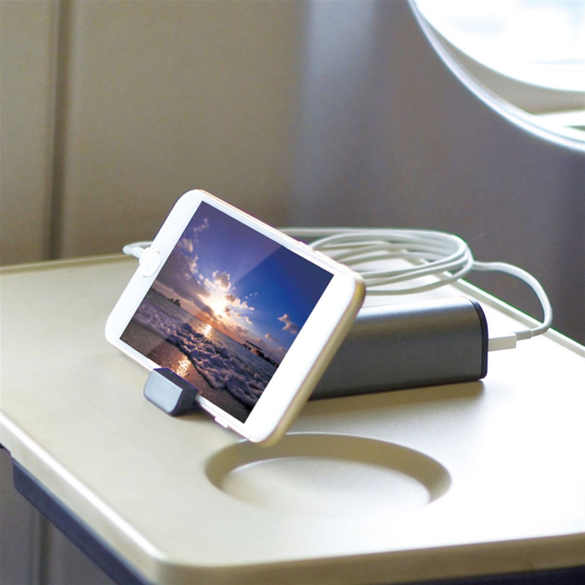 電車や飛行機で活用できるスマホスタンド付きバッテリー「世界の盾