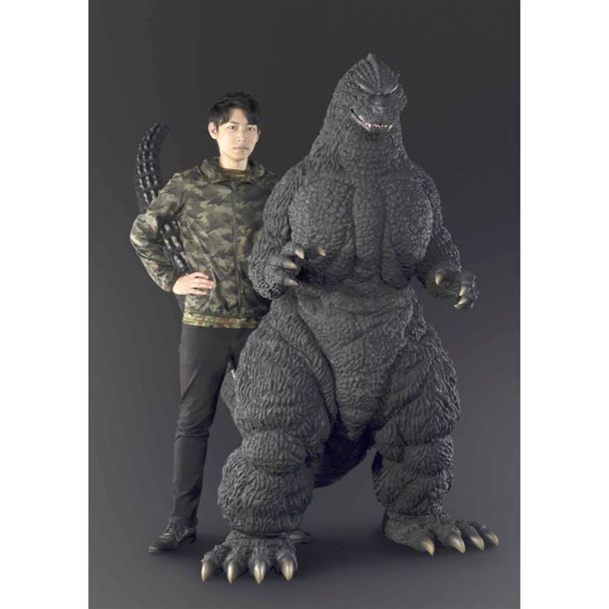 ゴジラ フィギュア高さ 約47cm 人間サイズ「ゴジラ」が約450万円で発売、全高192cmでゴジラスーツ並み