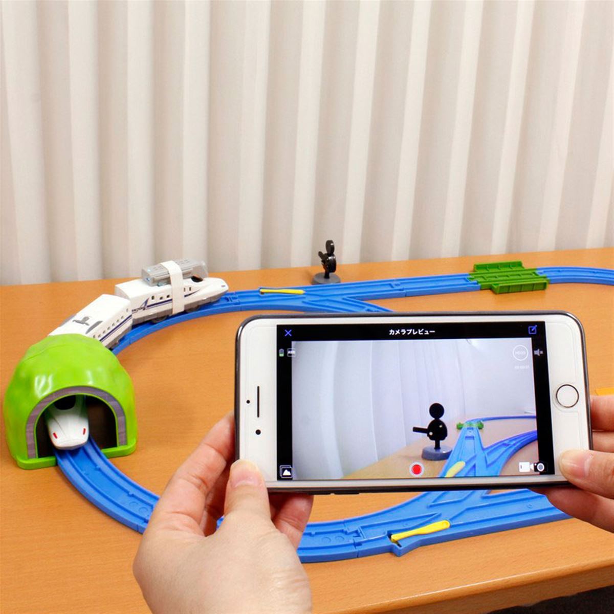 気分は運転手！おもちゃの電車に取付けて撮影&スマホで動画が
