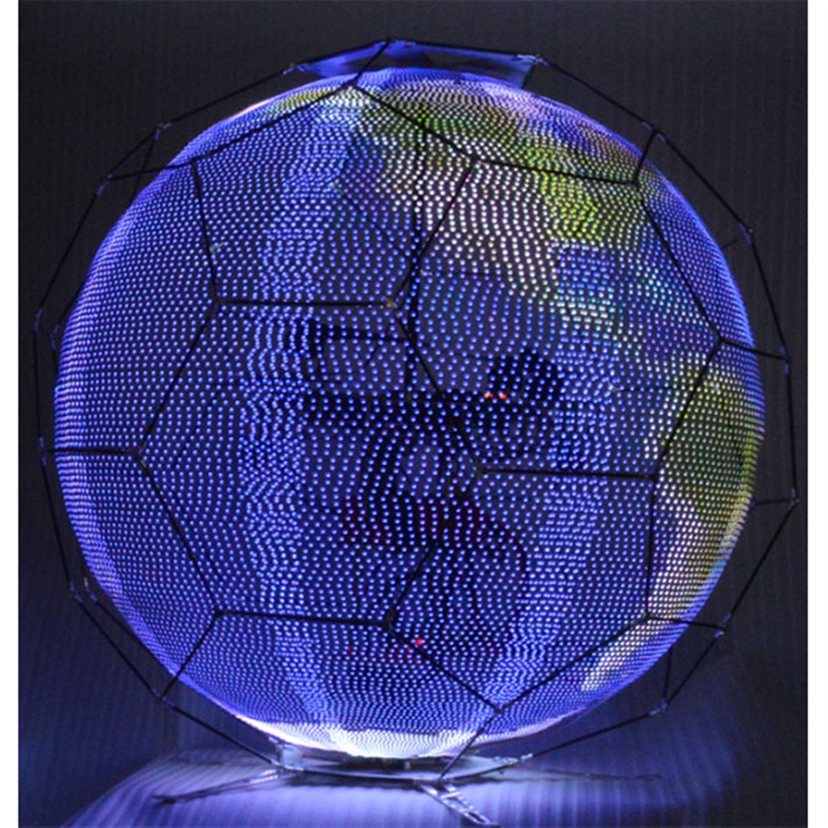 NTTドコモ、回転するLEDの残像を使った「浮遊球体ドローンディスプレイ