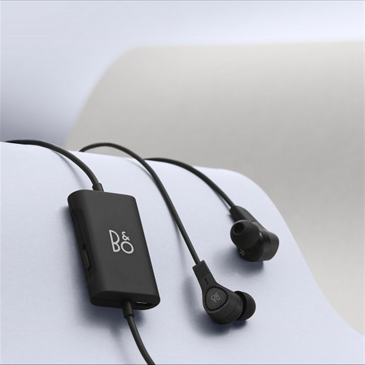 B&O Play、ハイブリッド式アクティブNC搭載イヤホン「Beoplay E4 Black