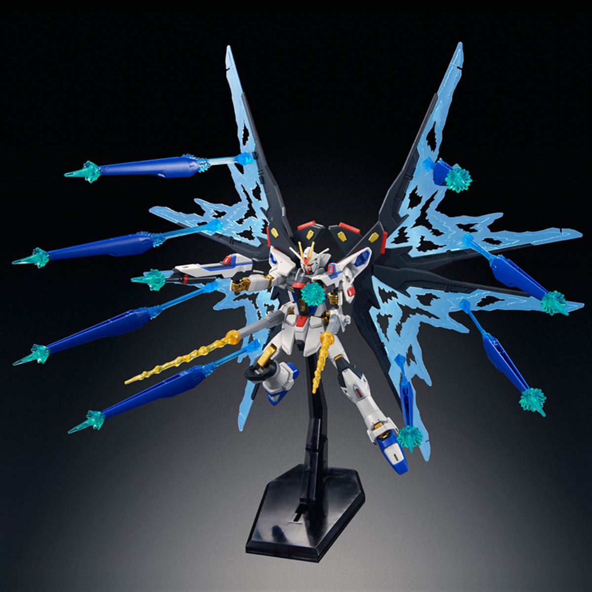バンダイ、特別仕様の「ストライクフリーダムガンダム 光の翼DX