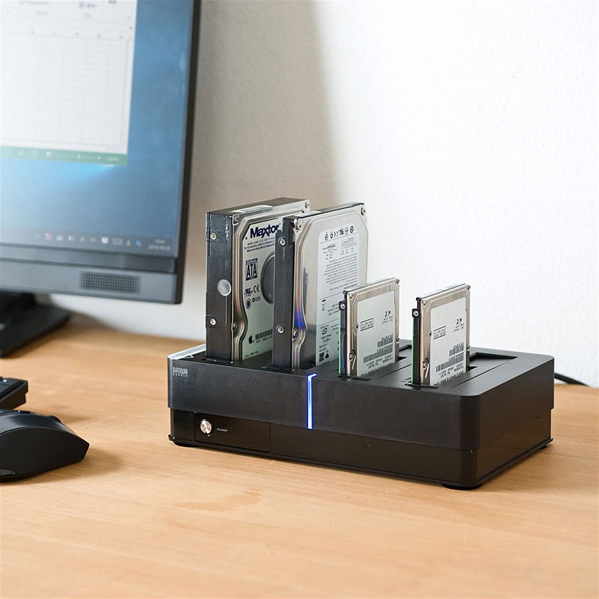 サンワ、4台のHDD・SSDを同時認識できるHDDスタンド「800-TK032
