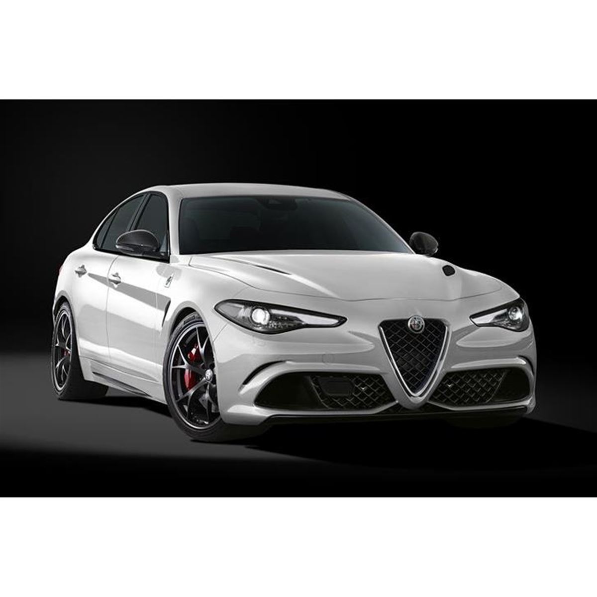アルファ・ロメオ・ジュリア」の限定車「クアドリフォリオ カルボニオ