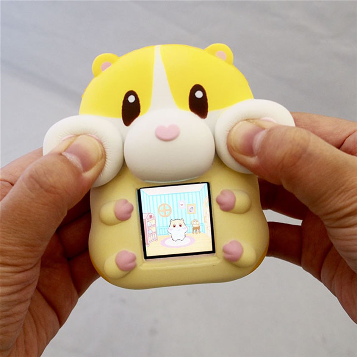 液晶画面を搭載したスクイーズ素材のデジタルペット「もっちりペット