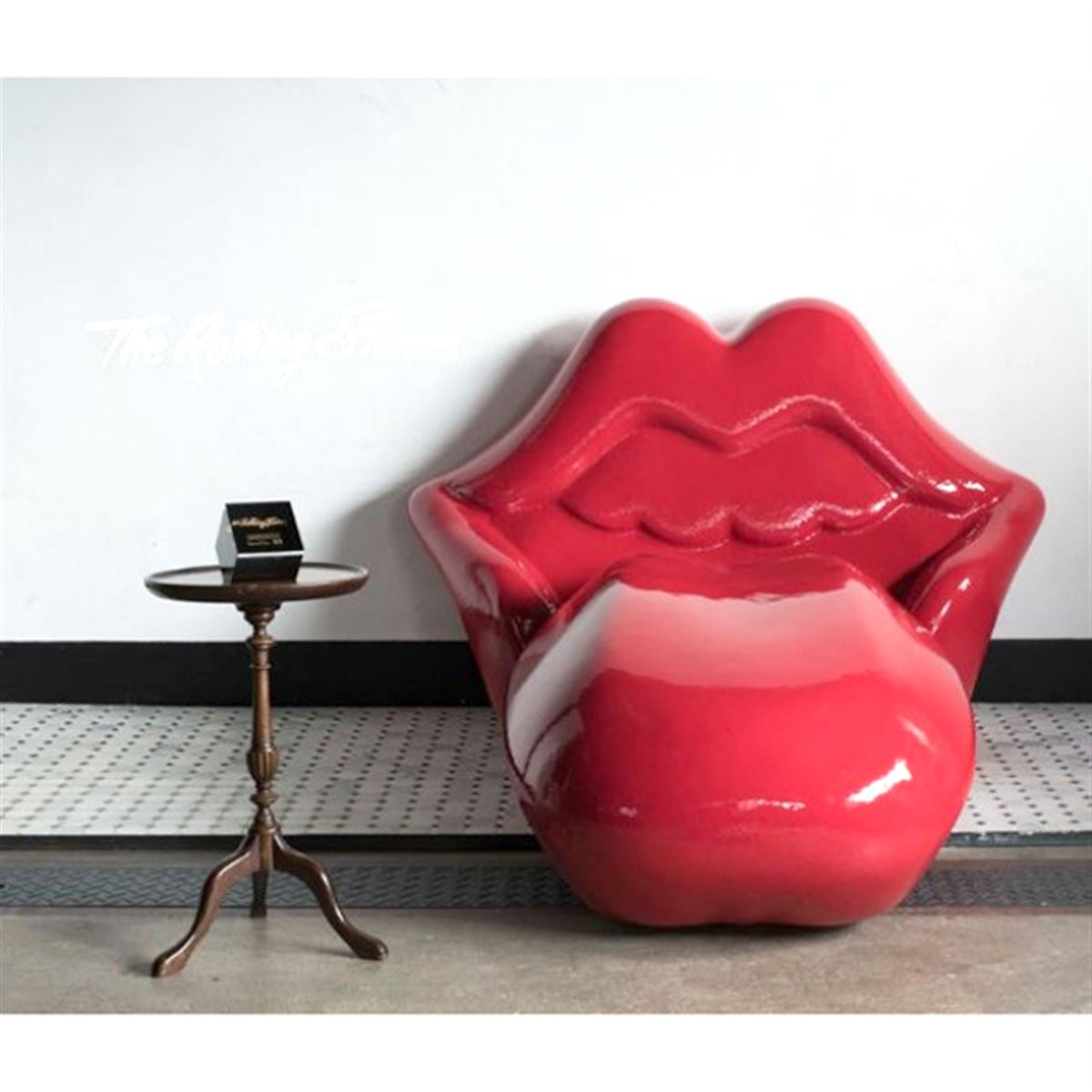 196万2,000円、ローリング・ストーンズの「Lips and Tongue」ソファが
