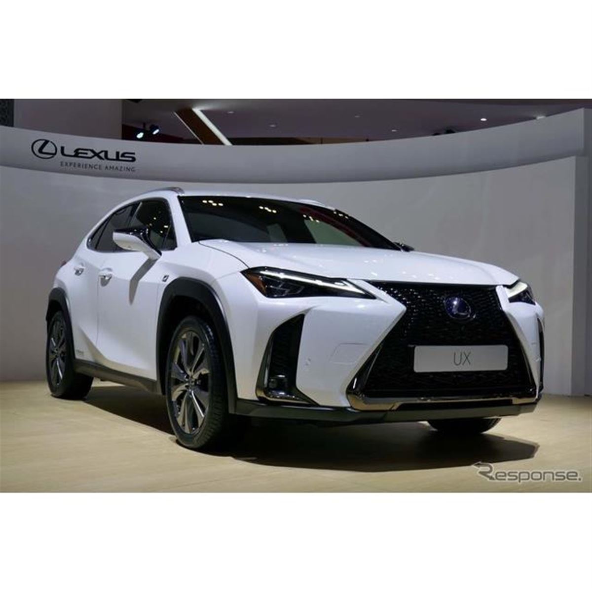 レクサスがコンパクトSUV『UX』をアジア初公開、『ES』の発売も発表 