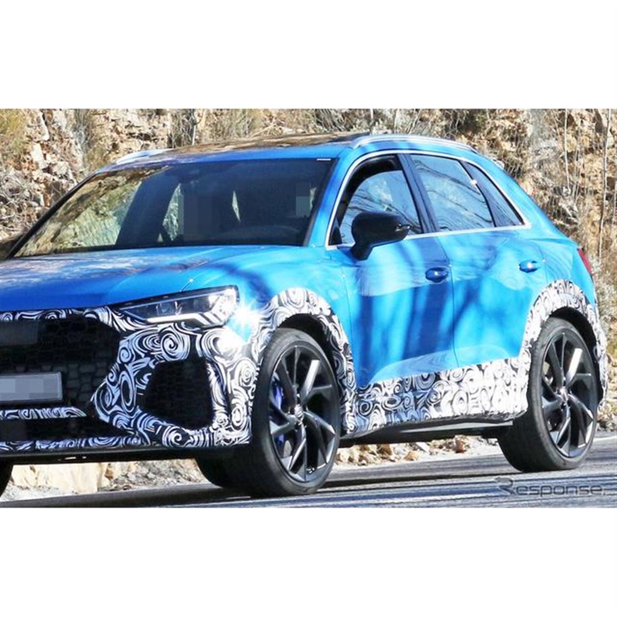 TT RSの心臓…「ターボブルー」のアウディ RS Q3 新型、最終デザインを