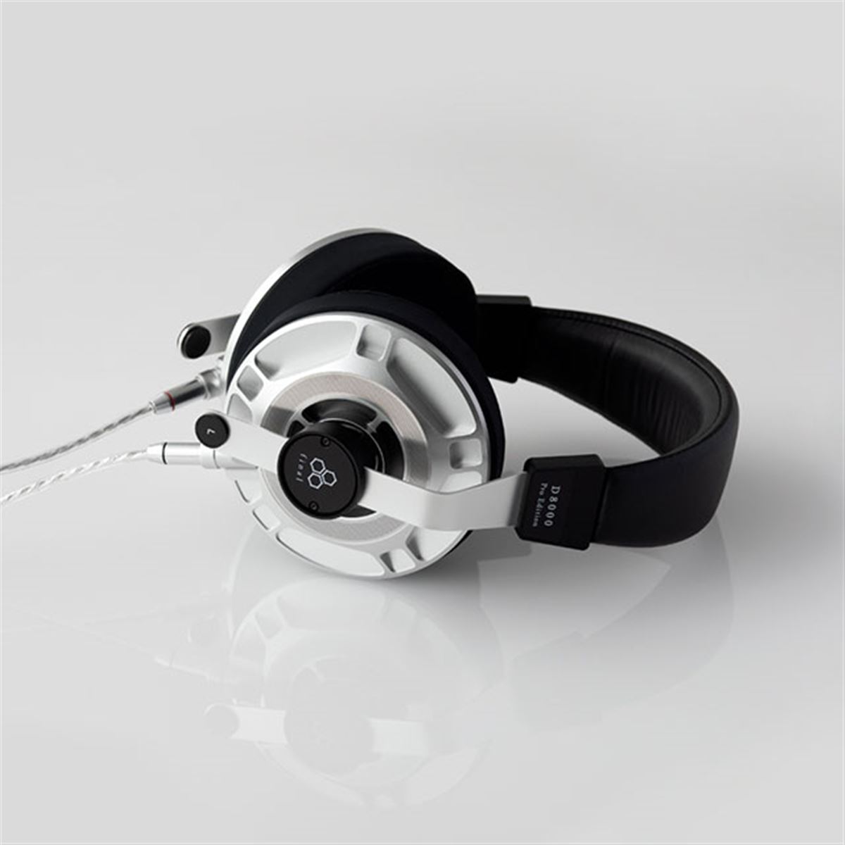final、プロ向けのチューニングを施した平面磁界型ヘッドホン