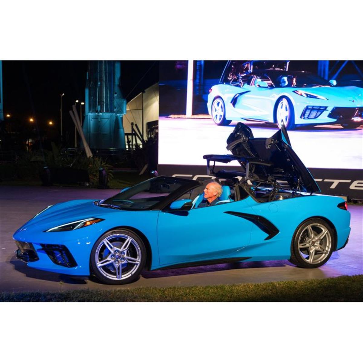 GMが新型「コルベット」のオープンモデルを発表 レースカーの「C8.R