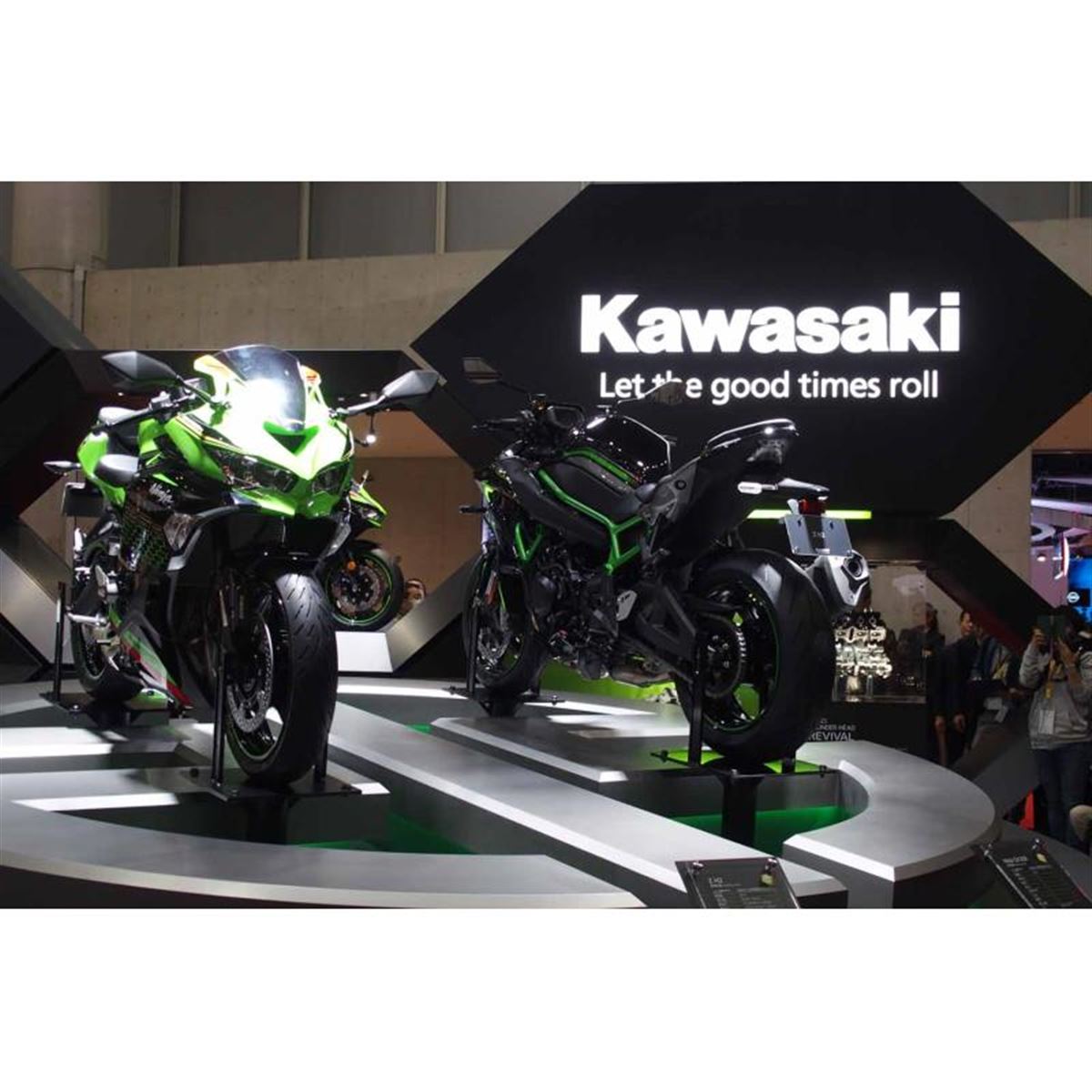 カワサキが3モデルを同時に世界初披露 「W800」「Z H2」「ニンジャZX