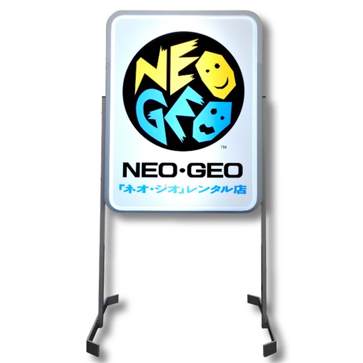 SNK、「NEO・GEOレンタルの店先に置かれていたライト看板」を復刻して発売 - 価格.com