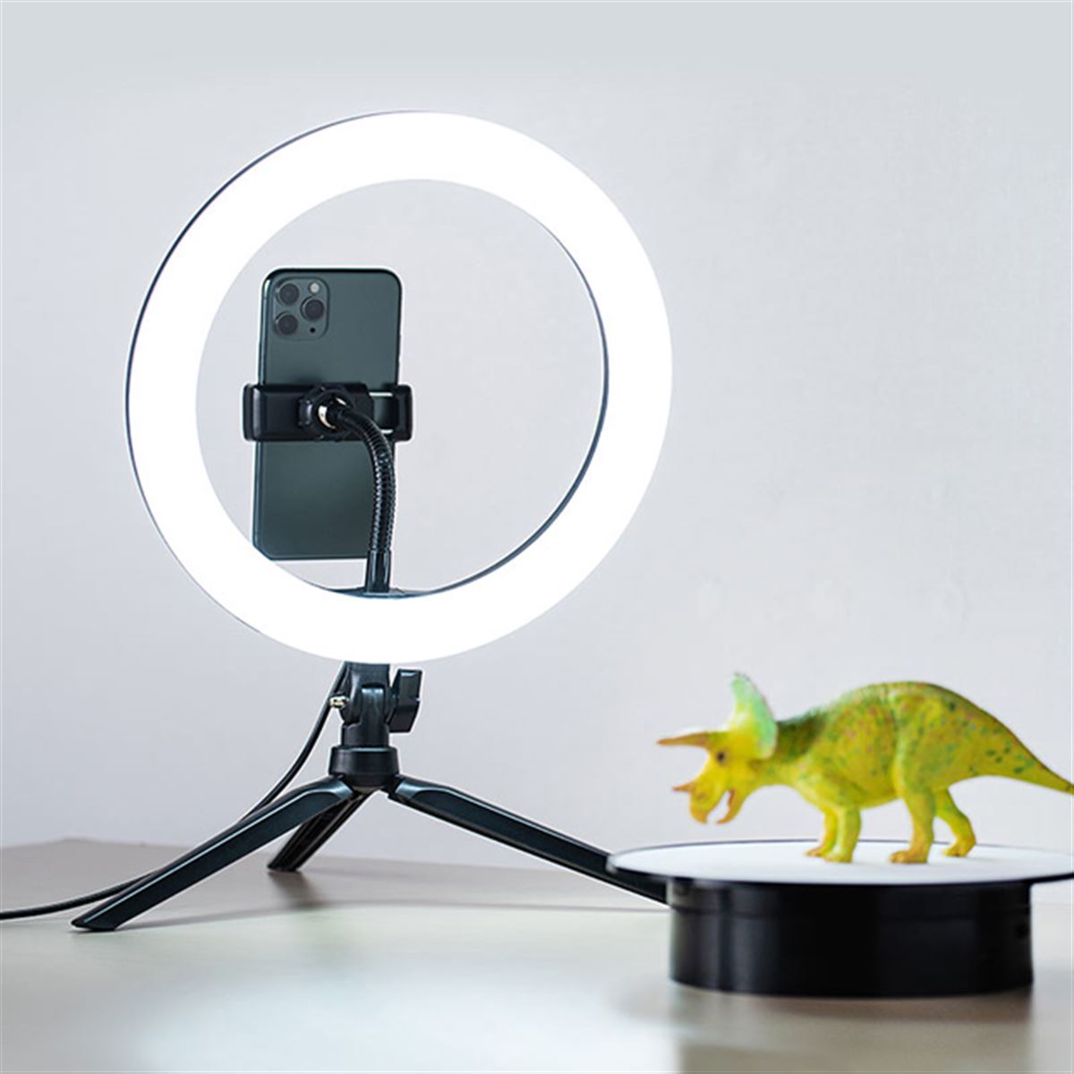 サンワ、スマホ用ホルダーを装備したLEDリングライト「200-DGCAM019