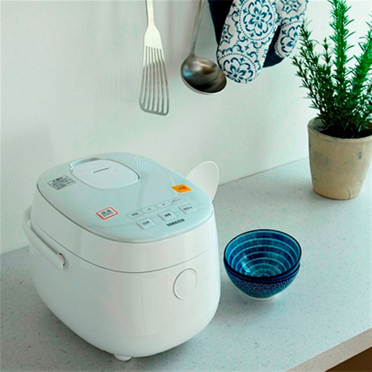 YAMAZEN、穴あき内釜が付属するマイコン炊飯器「YJF-M30CC