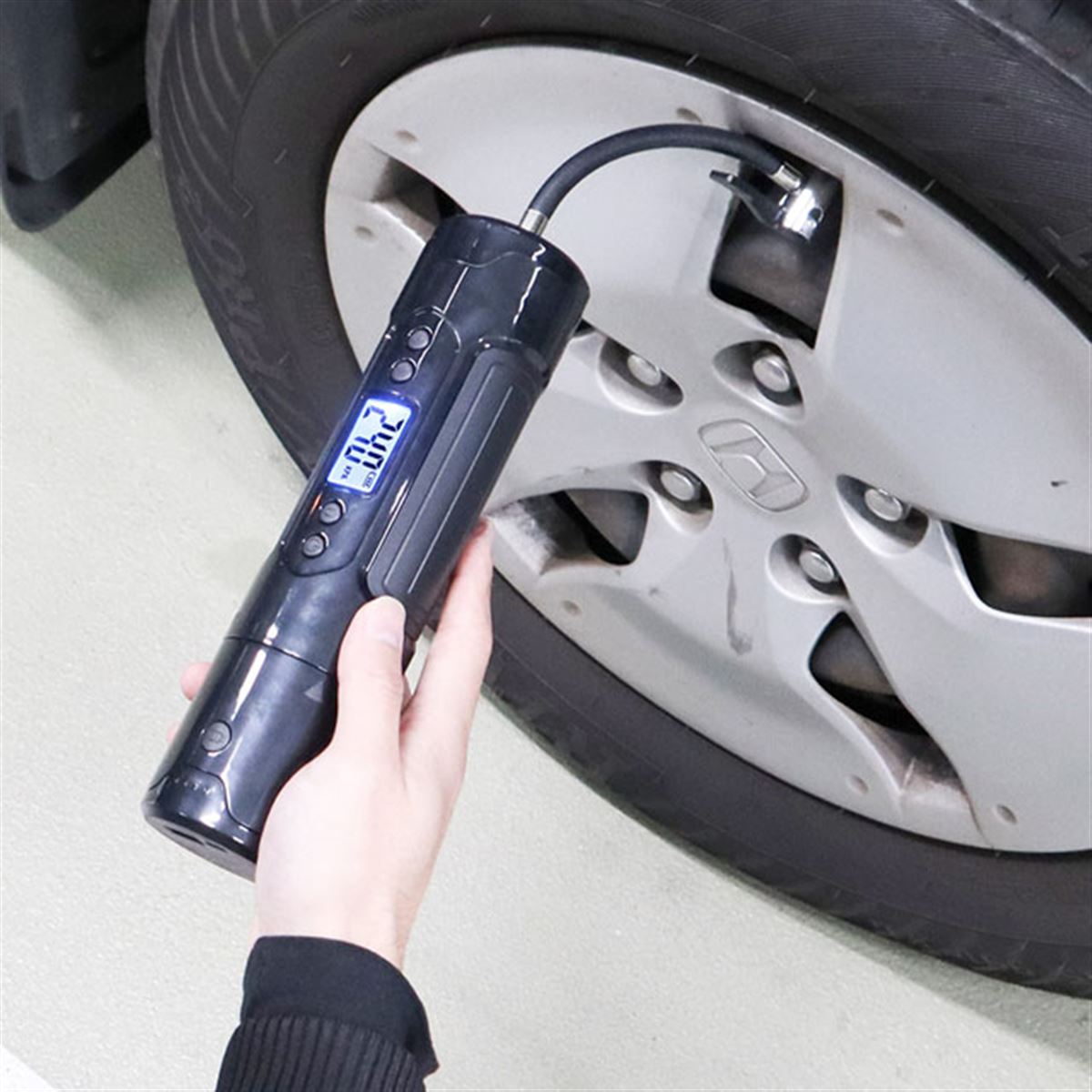 ハンディタイプの電動エアコンプレッサー「カー・バイクエアポンプ