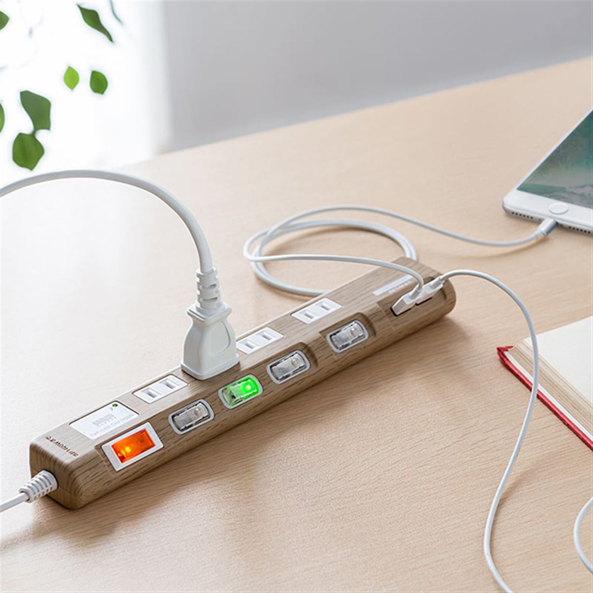 サンワ、木目調を採用したUSB2ポート＆AC4個口電源タップ - 価格.com