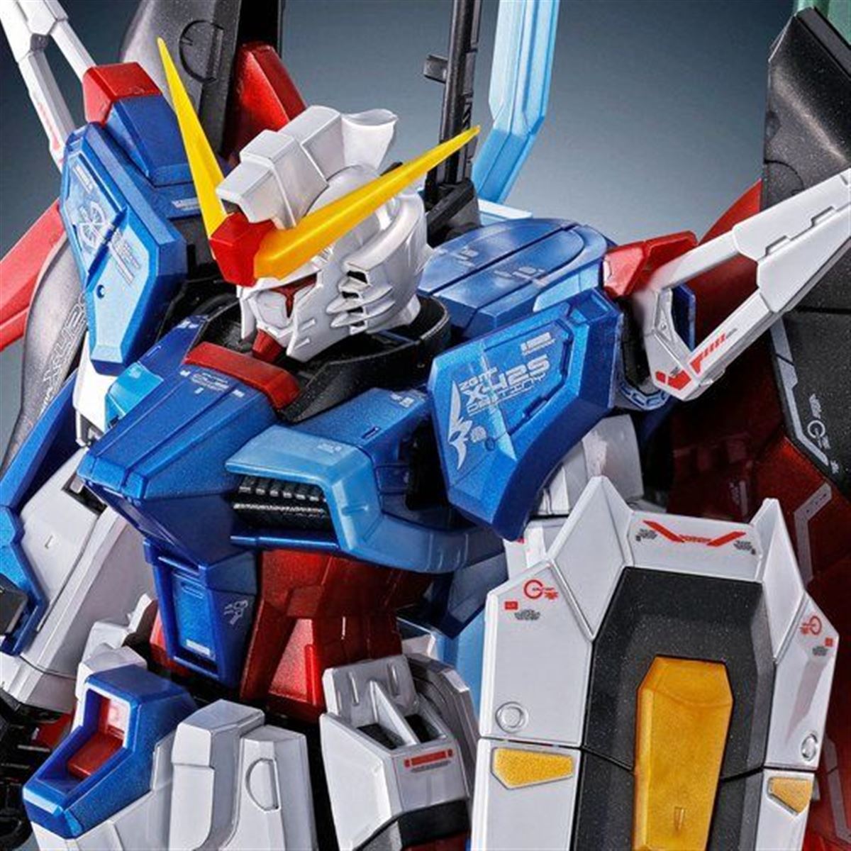 バンダイ、メタリックアレンジを施した「RG 1/144 デスティニー