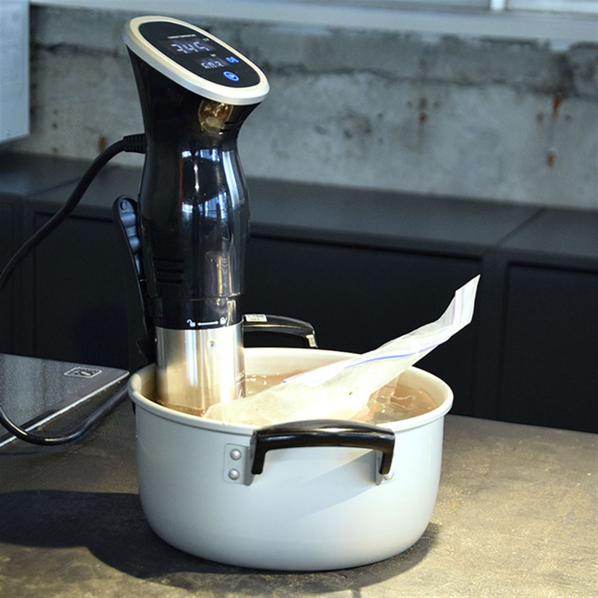低温調理器　マスタースロークッカー　新品未使用 サンコー、浅い鍋にも使えるショート低温調理器「マスタースロー