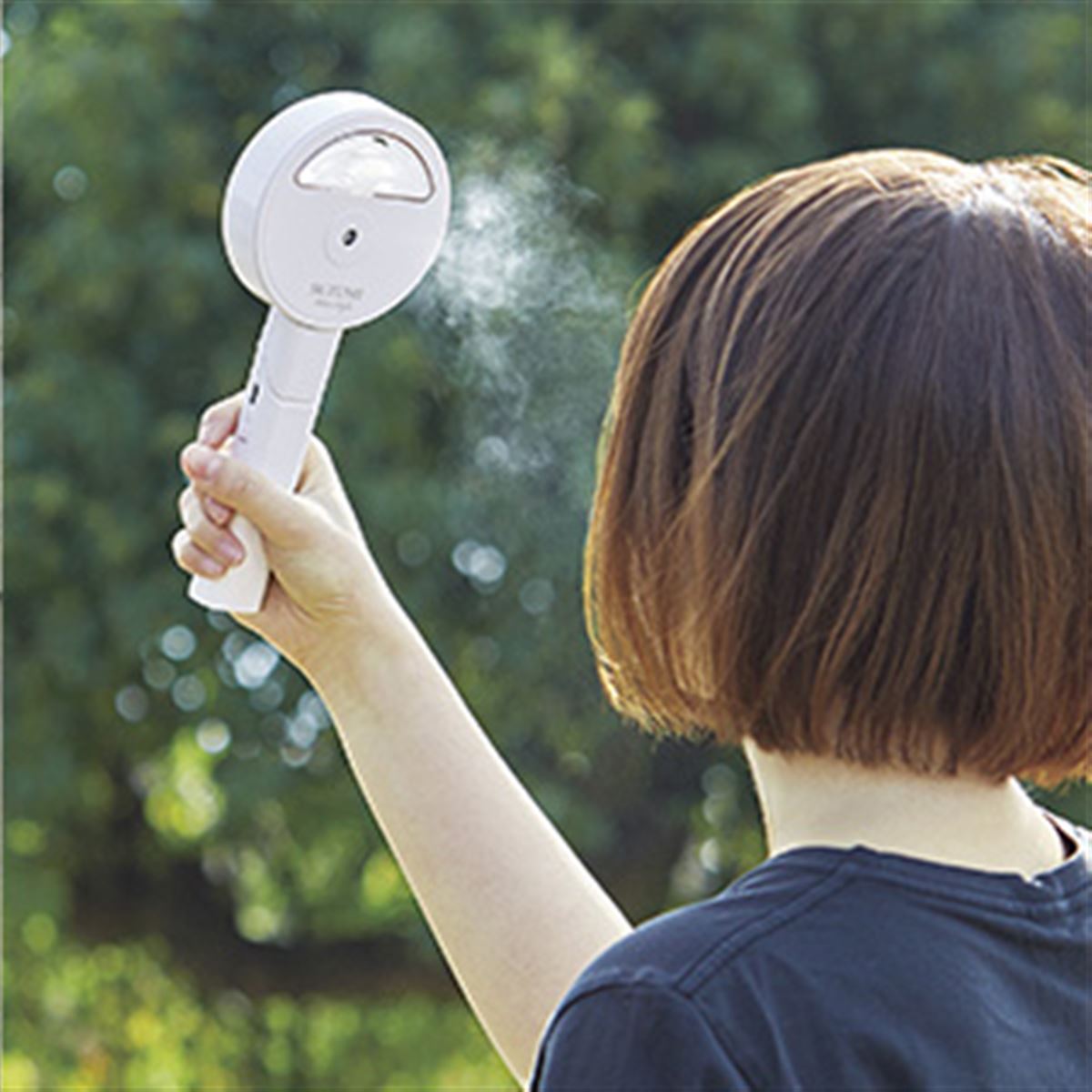羽が見えないスリット送風口を採用した「ミストハンディファン