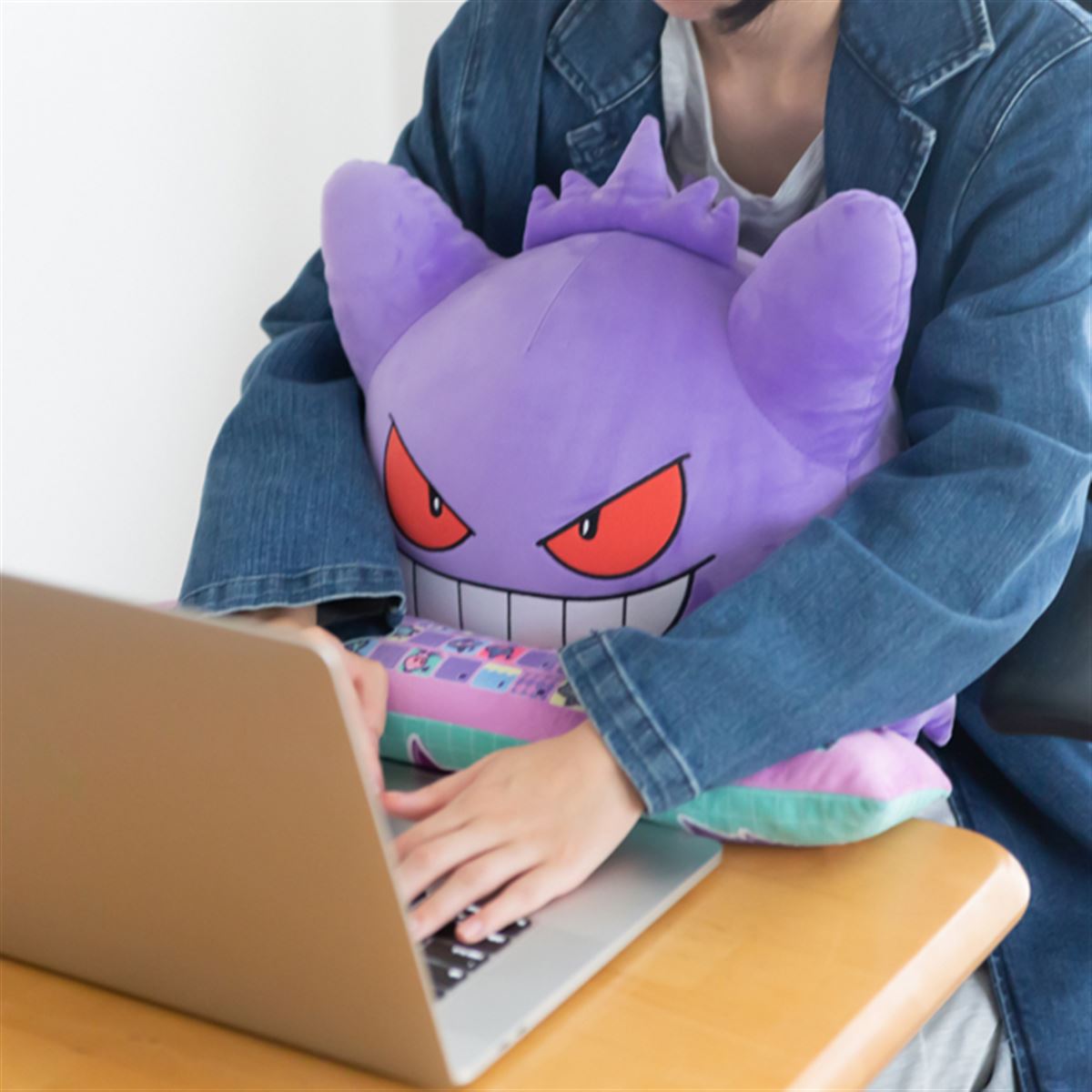 バンダイ、ポケモン「ゲンガー」がPCクッションになって登場