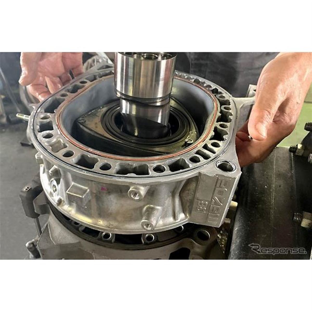 職人が組み上げる高精度の“リビルト”ロータリーエンジン発売、RX-7用は
