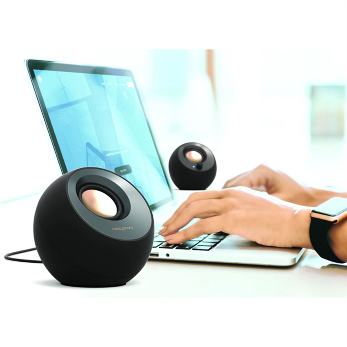 クリエイティブ、球形状のBluetooth対応スピーカー「Creative