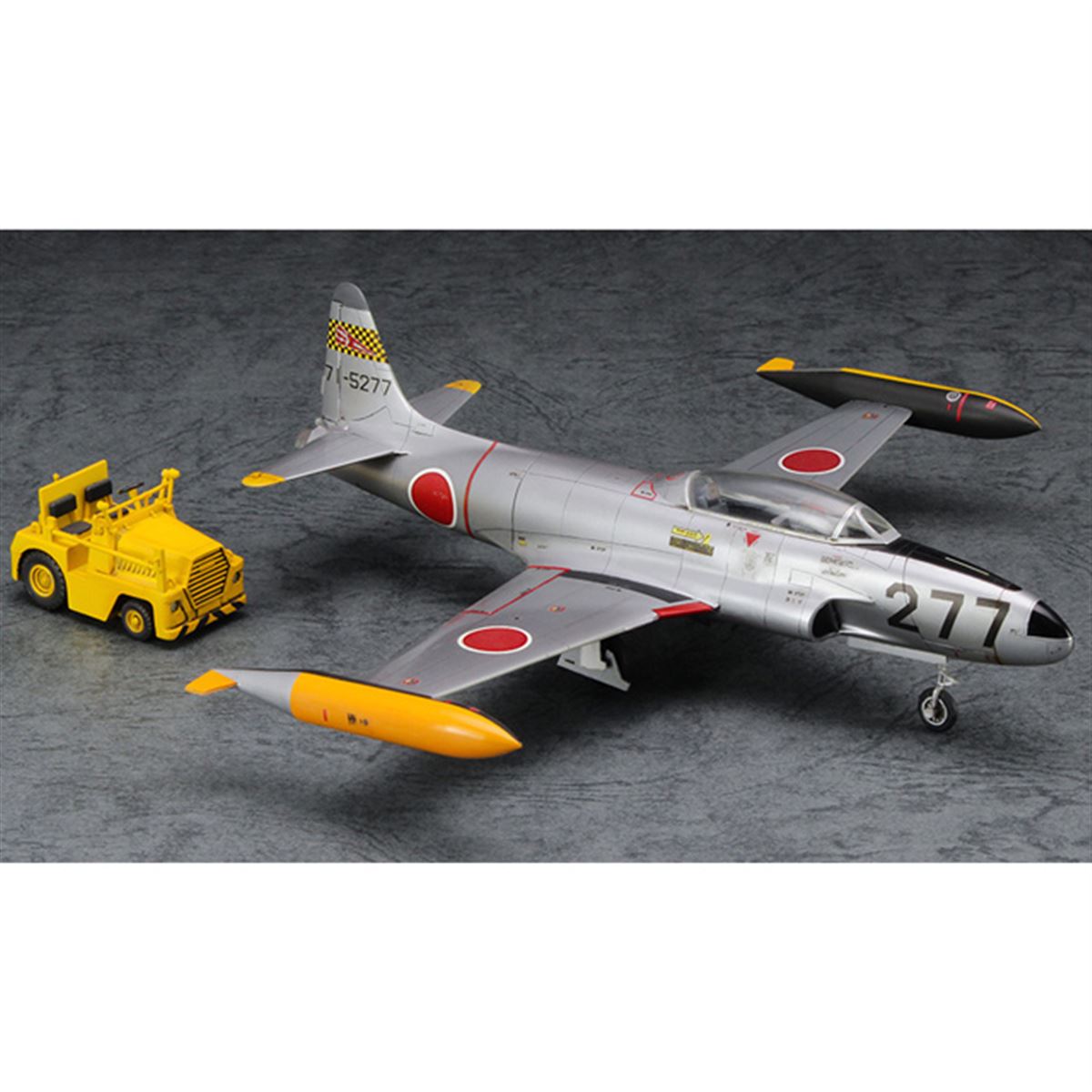 ハセガワ、イエローの牽引車付き「T-33A シューティングスター」1/72