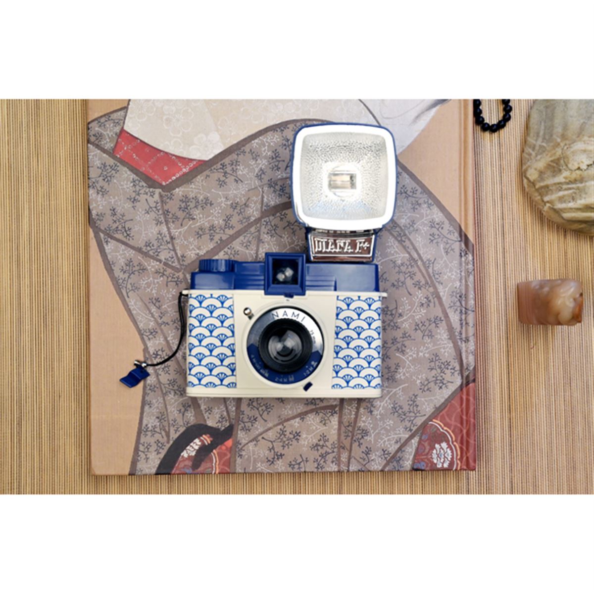 ロモ、日本の青海波模様にインスピレーションを受けた「DianaF+ 波