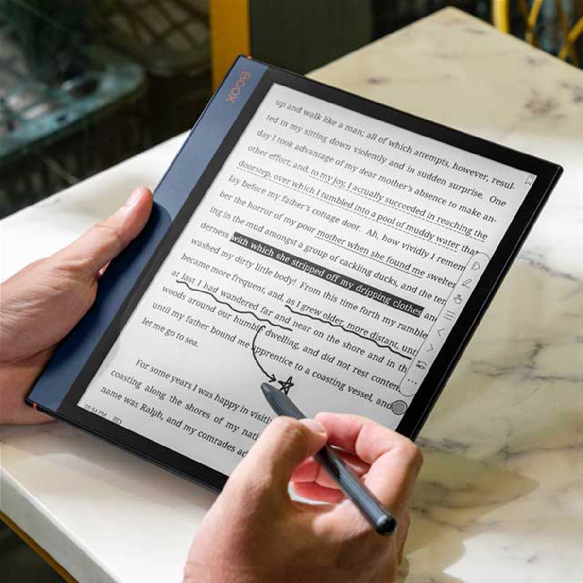 SKT、重力センサー搭載で自動回転する10.3型E Inkタブレット「Boox