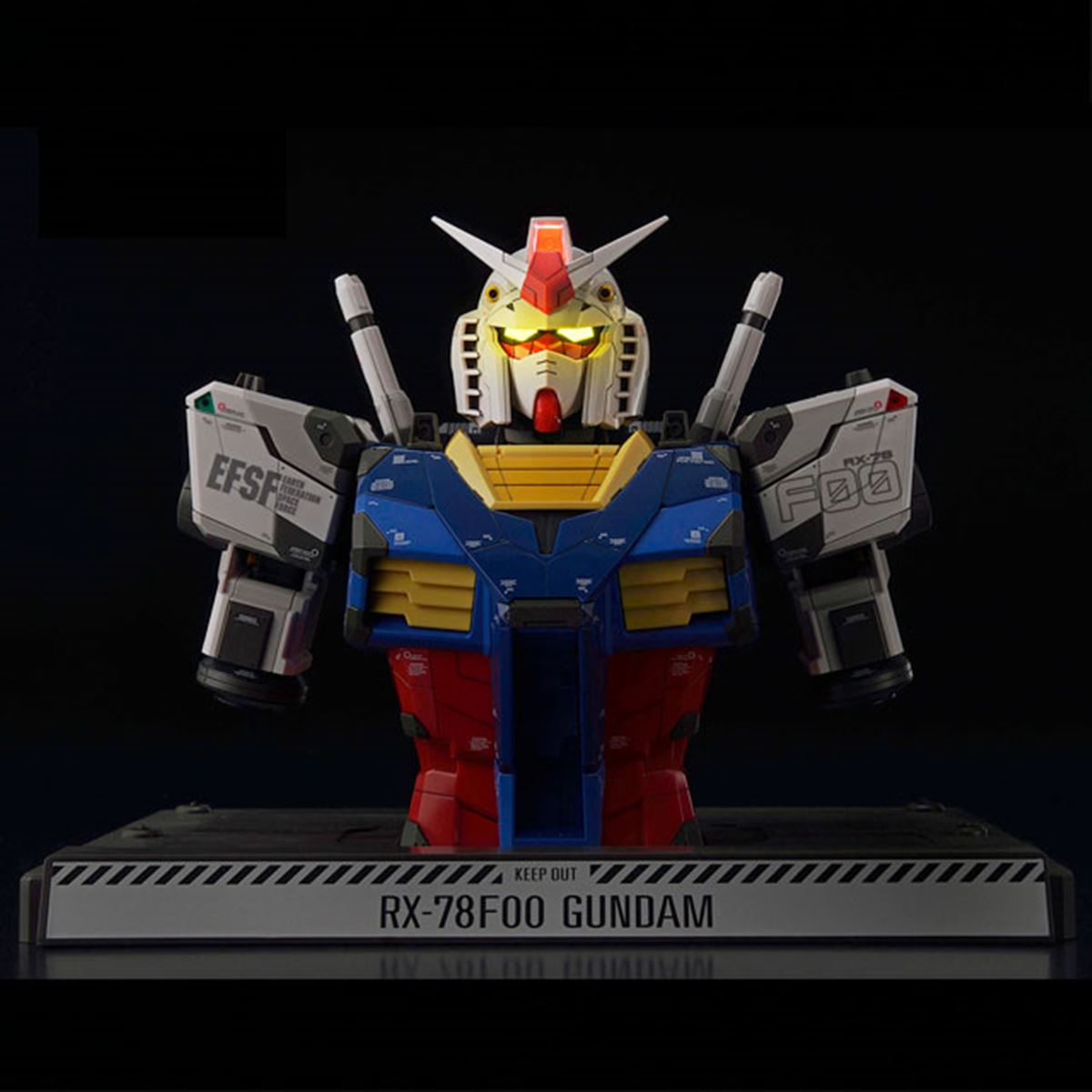 ツインアイとメインカメラが発光、「RX-78F00 ガンダム」の胸像