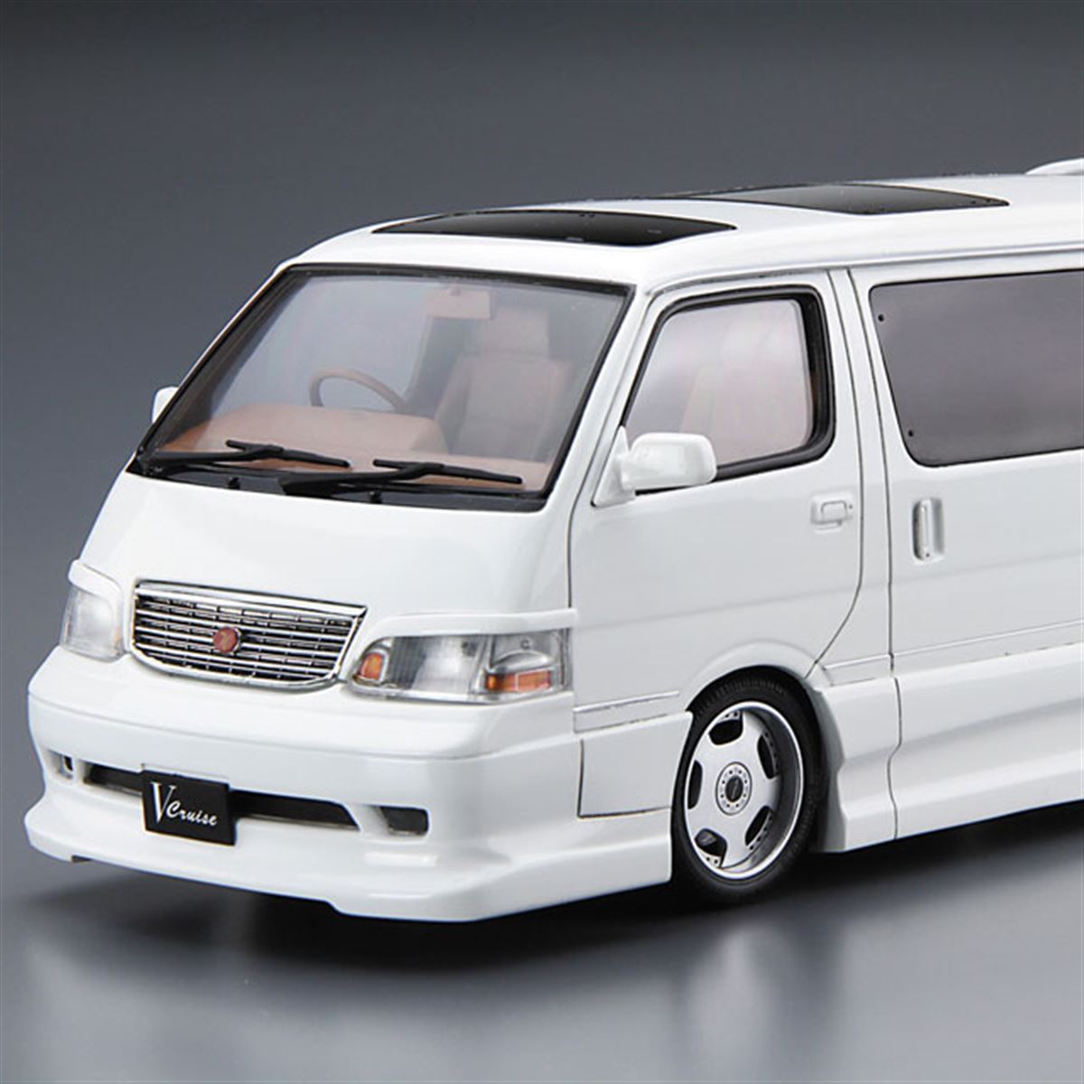 トヨタ「KZH100ハイエース」1/24模型、「AZ-MAX」フルエアロ仕様を再現