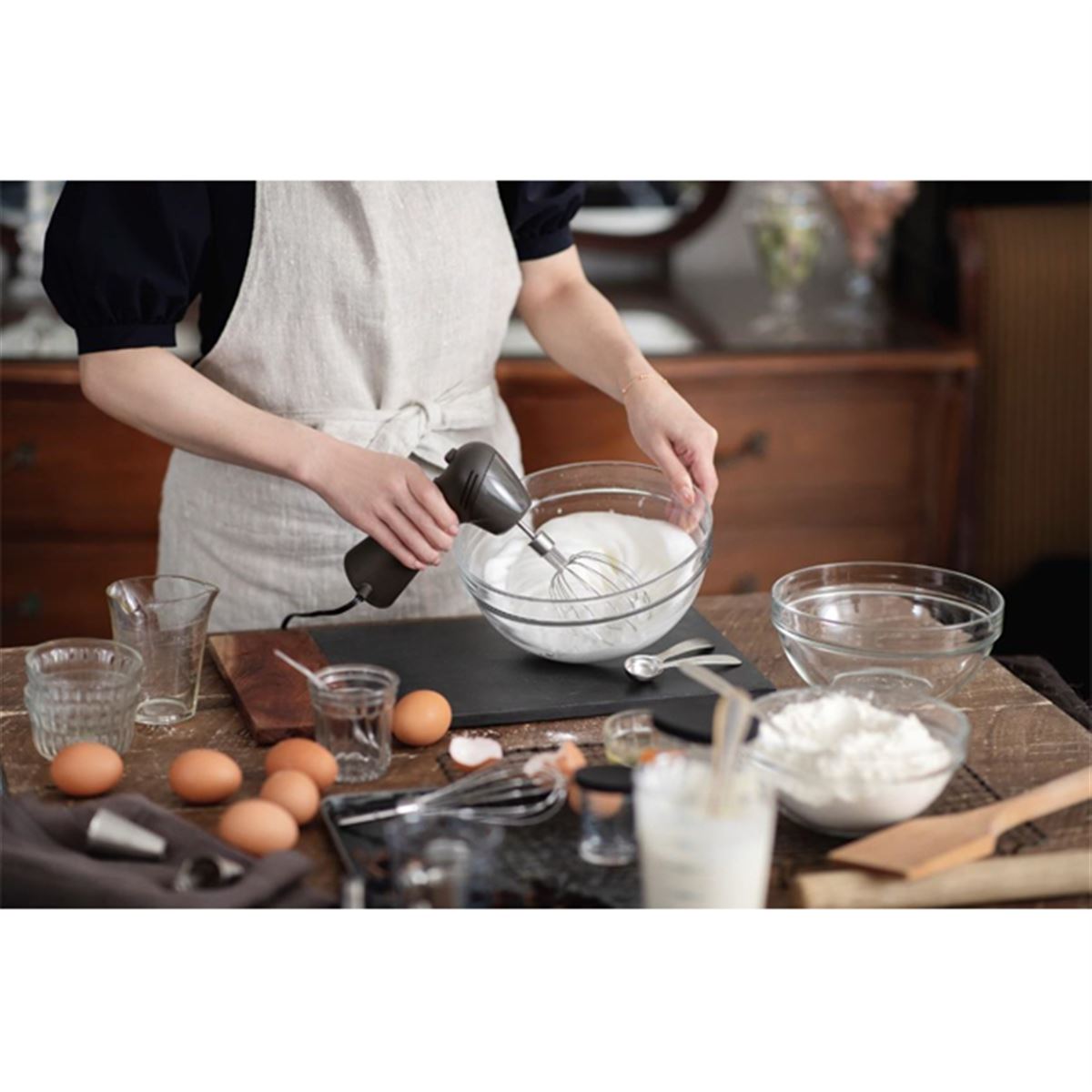貝印、「混ぜる」「泡立てる」に特化した「SMART&COMPACT HAND MIXER