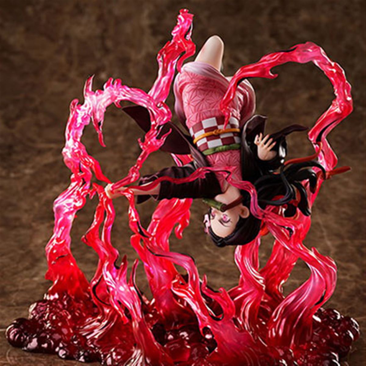 白い肌や爪先にもこだわり、「鬼滅の刃」禰豆子“血鬼術・爆血”の