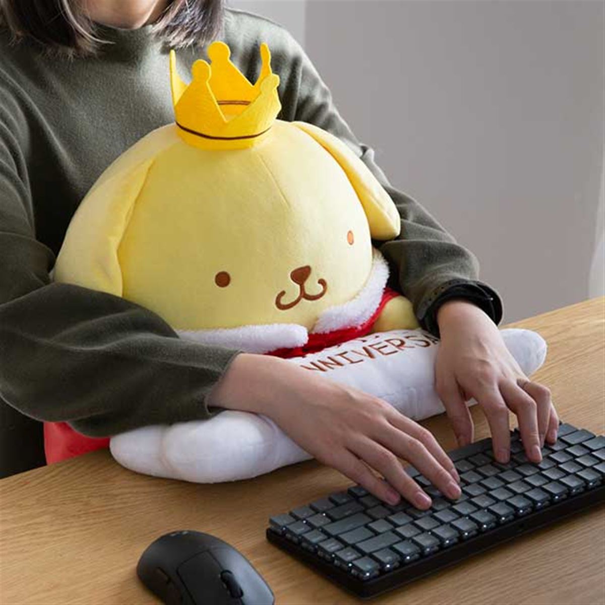 バンダイ、25周年を記念した「ポムポムプリン」をPCクッション化