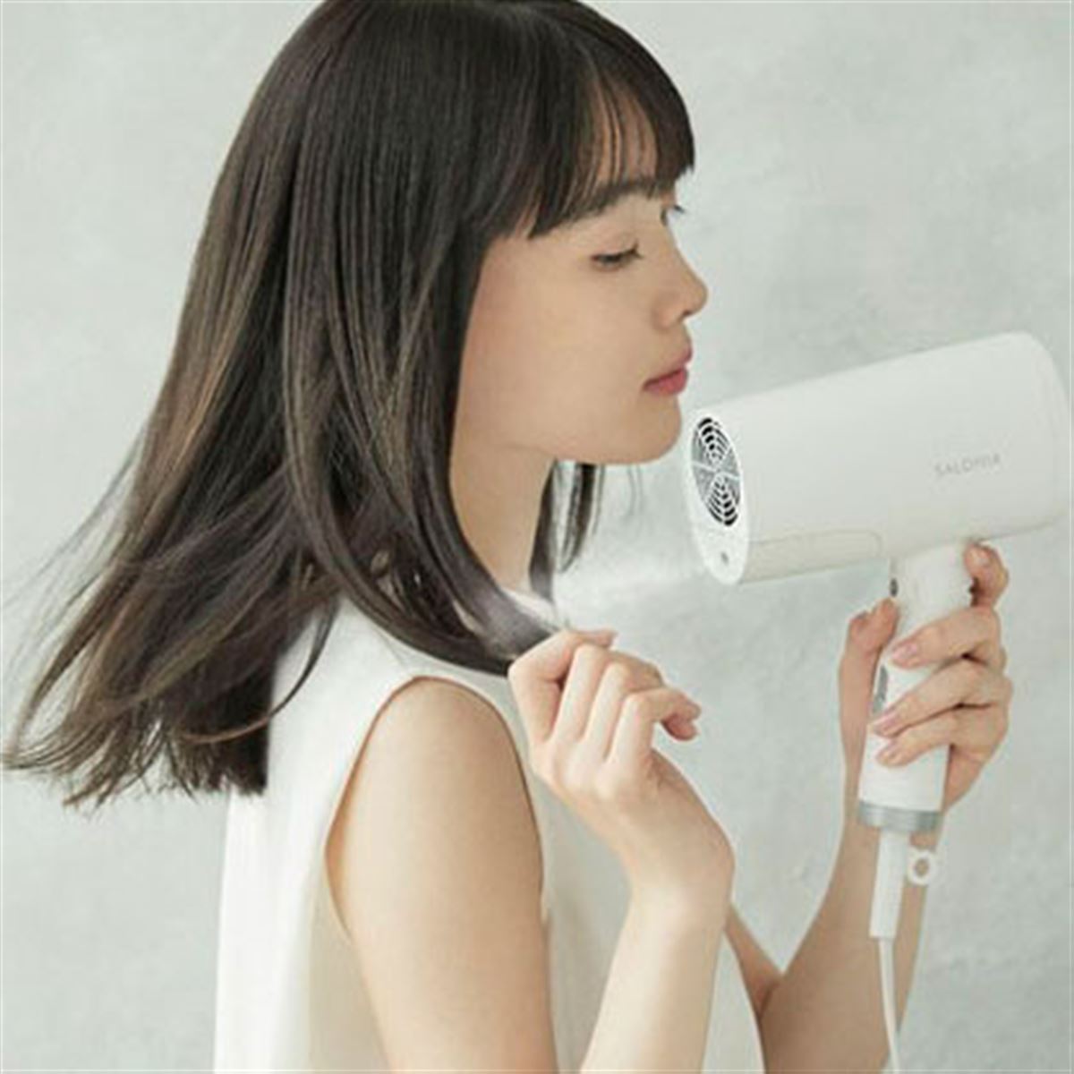 ナノモイスチャーミスト美髪ドライヤー I-ne、“美容液ミストで髪をケアしながら速乾ドライを実現”する