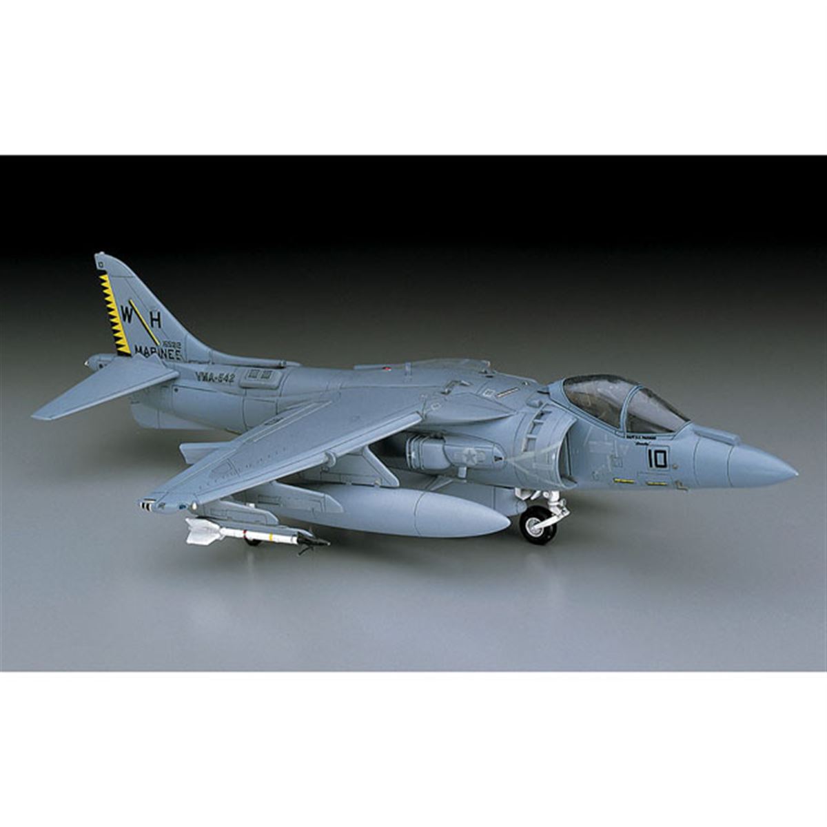 ハセガワ、“レーダーハリアー”「AV-8B ハリアーII プラス」1/72模型を