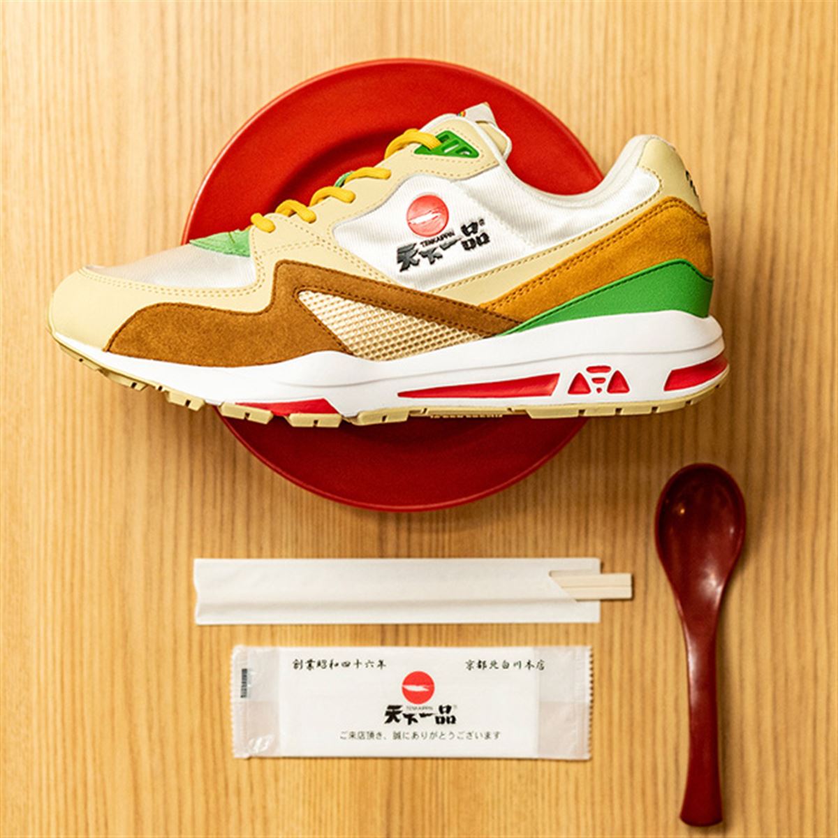 ラーメン「天下一品」のスニーカーが11/10発売、鶏つながりで「le coq sportif」とコラボ - 価格.com