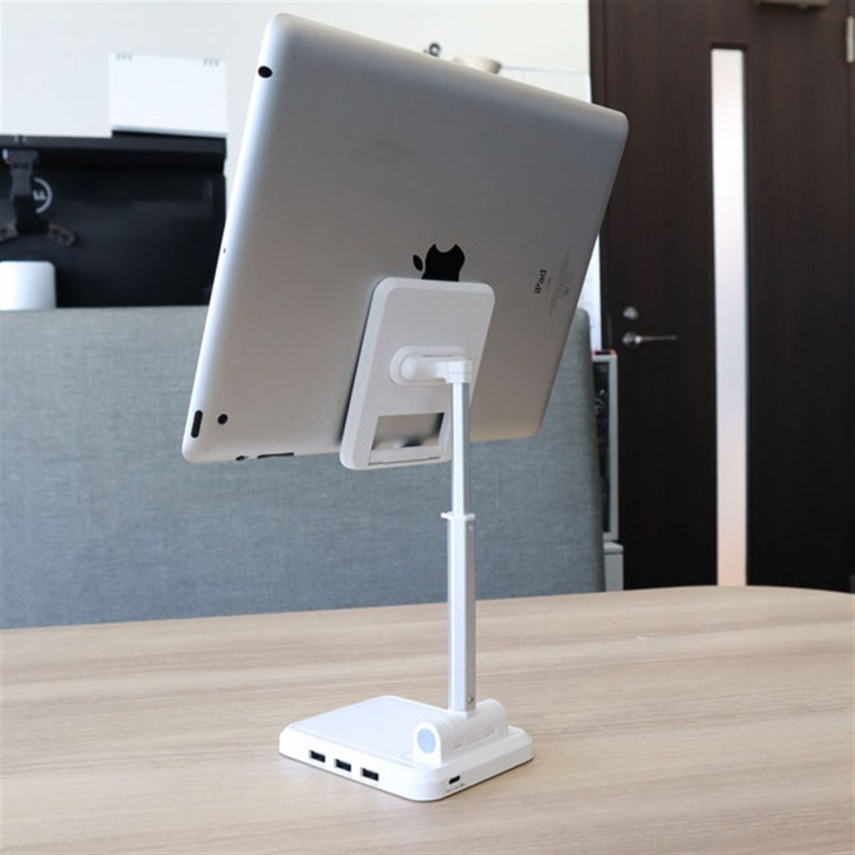 1,680円、充電用USBポートを搭載した「ちょい置きタブレットスタンド