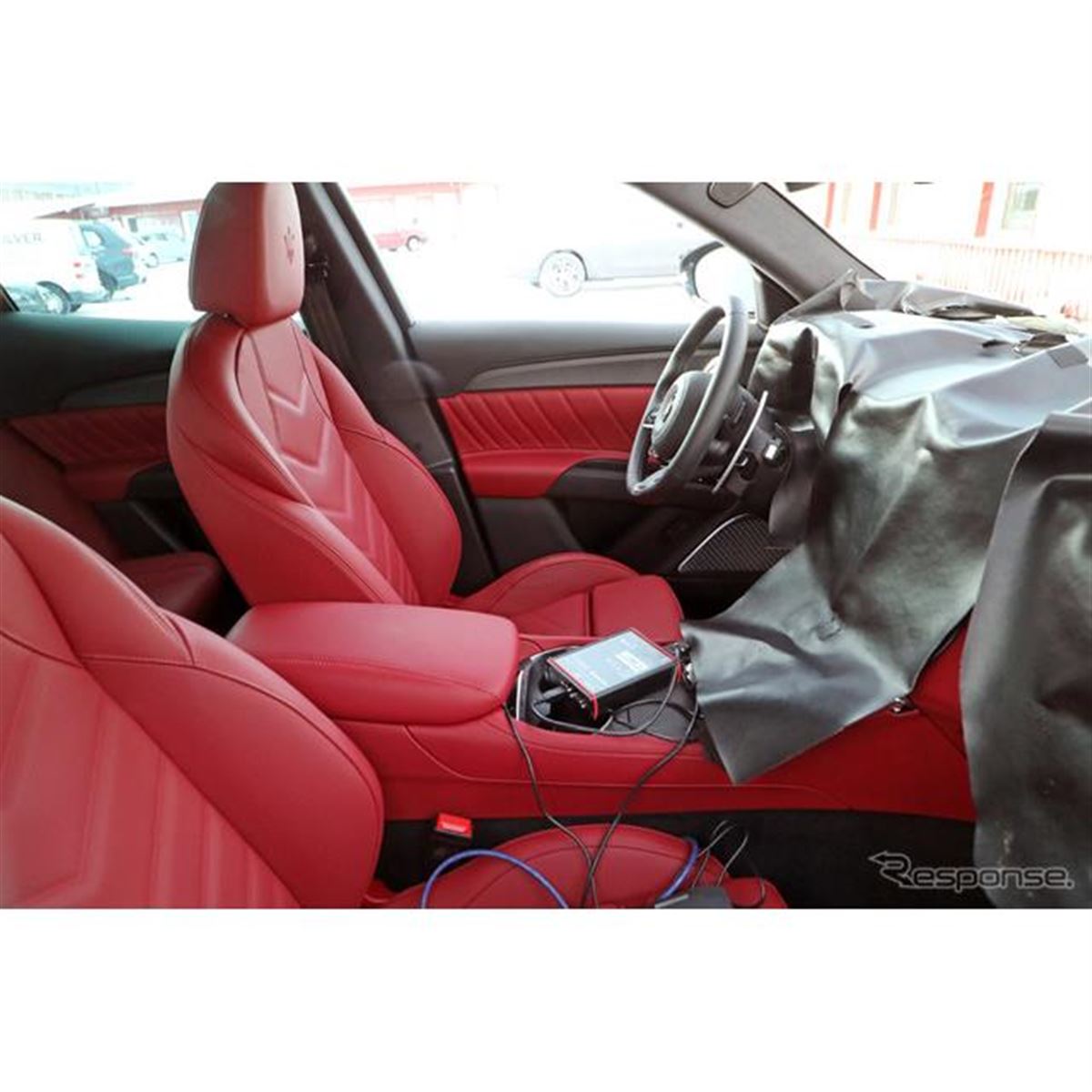 赤レザー内装に超接近！マセラティの高性能SUV『グレカーレ トロフェオ