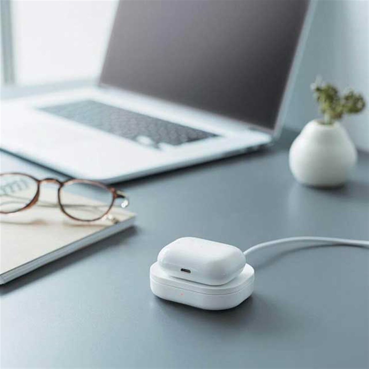 エレコム、AirPods専用のくぼみトレーが付属した卓上ワイヤレス充電器