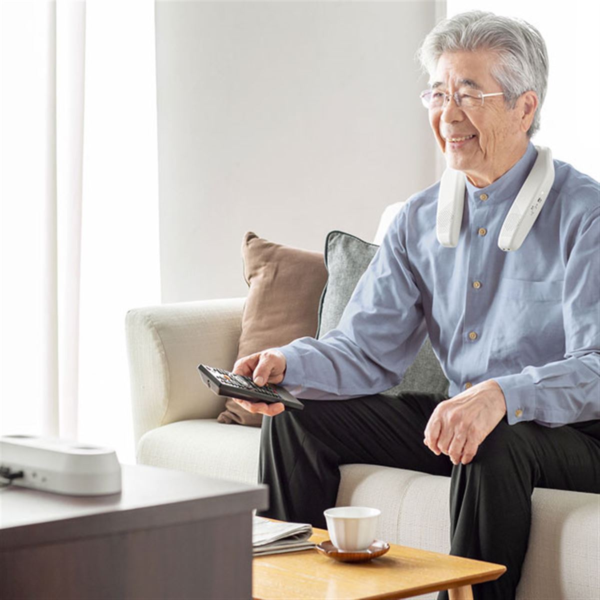 サンワ、首にかけてテレビの音声が聞けるワイヤレスネックスピーカー