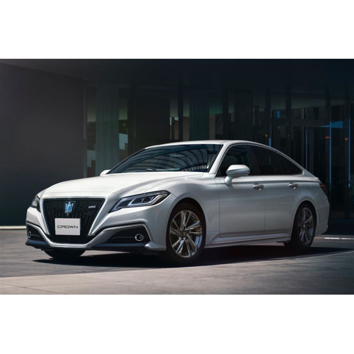 トヨタクラウン⭐️エンジン問題なし。車検2026年1月 トヨタが新型「クラウン」を7月15日に世界初公開 特設サイトで先行情報
