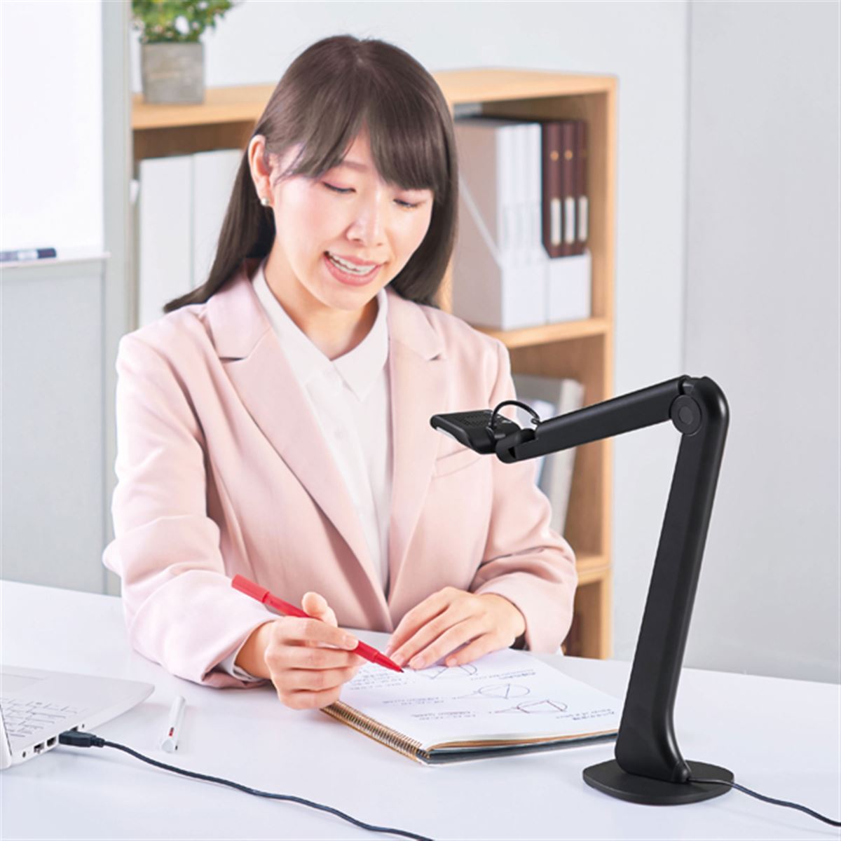 キングジム、マイク＆LED照明搭載の「フリーアングルUSBカメラ」を本日