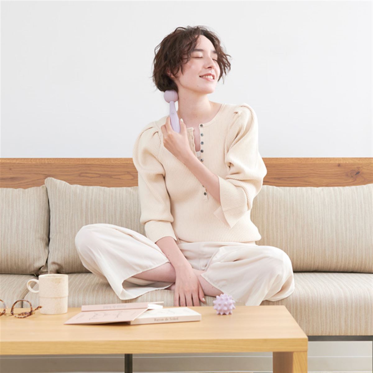 アテックス、軽くて持ちやすいスティック型マッサージャー「AX-HPL113