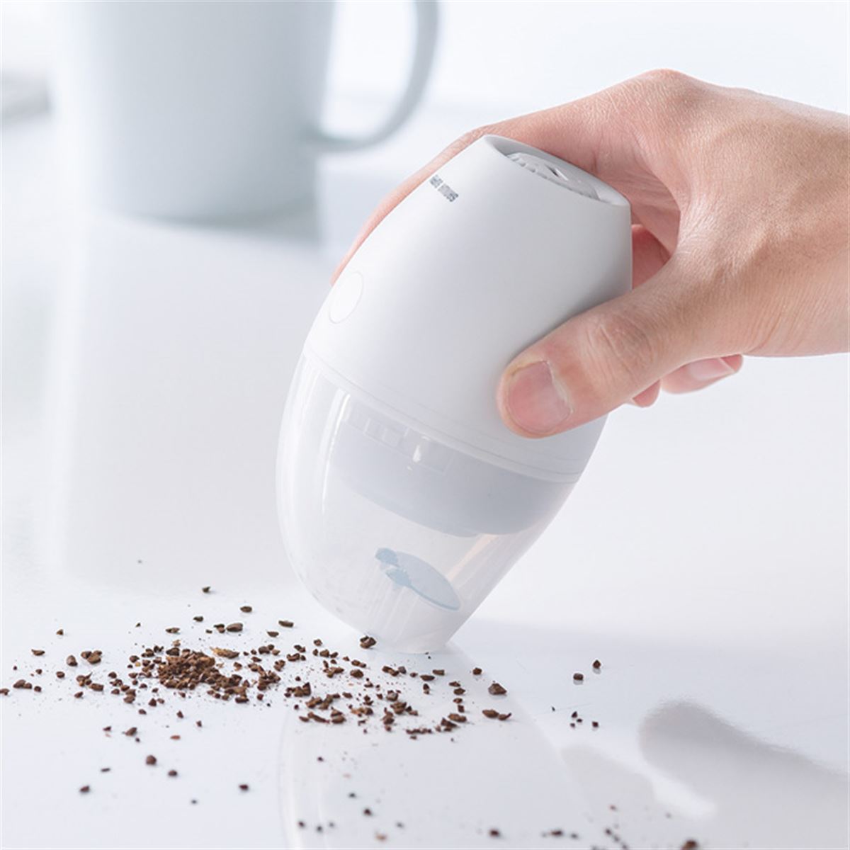 手のひらサイズの卓上クリーナー「200-CD081」、ゴミをかき出すブラシ