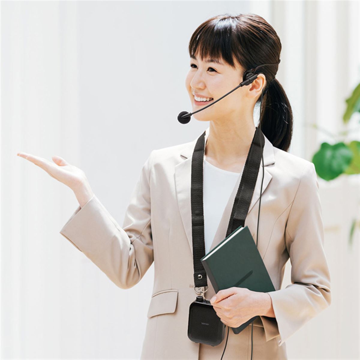 マイク付きヘッドセットが付属、フリーハンドで使えるポータブル拡声器