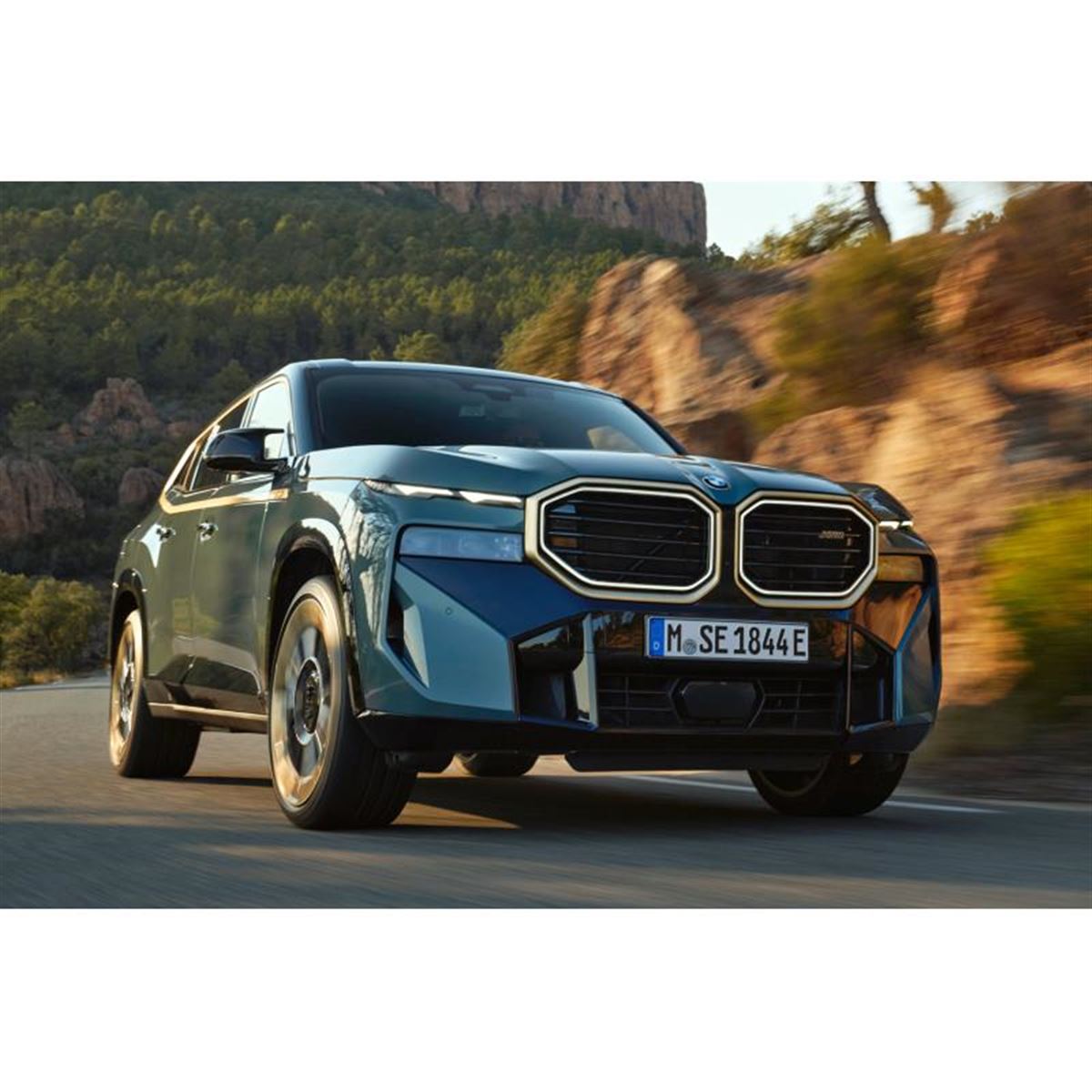 BMWが新型車「XM」を発表 最高出力653PSのハイパフォーマンスPHEV 